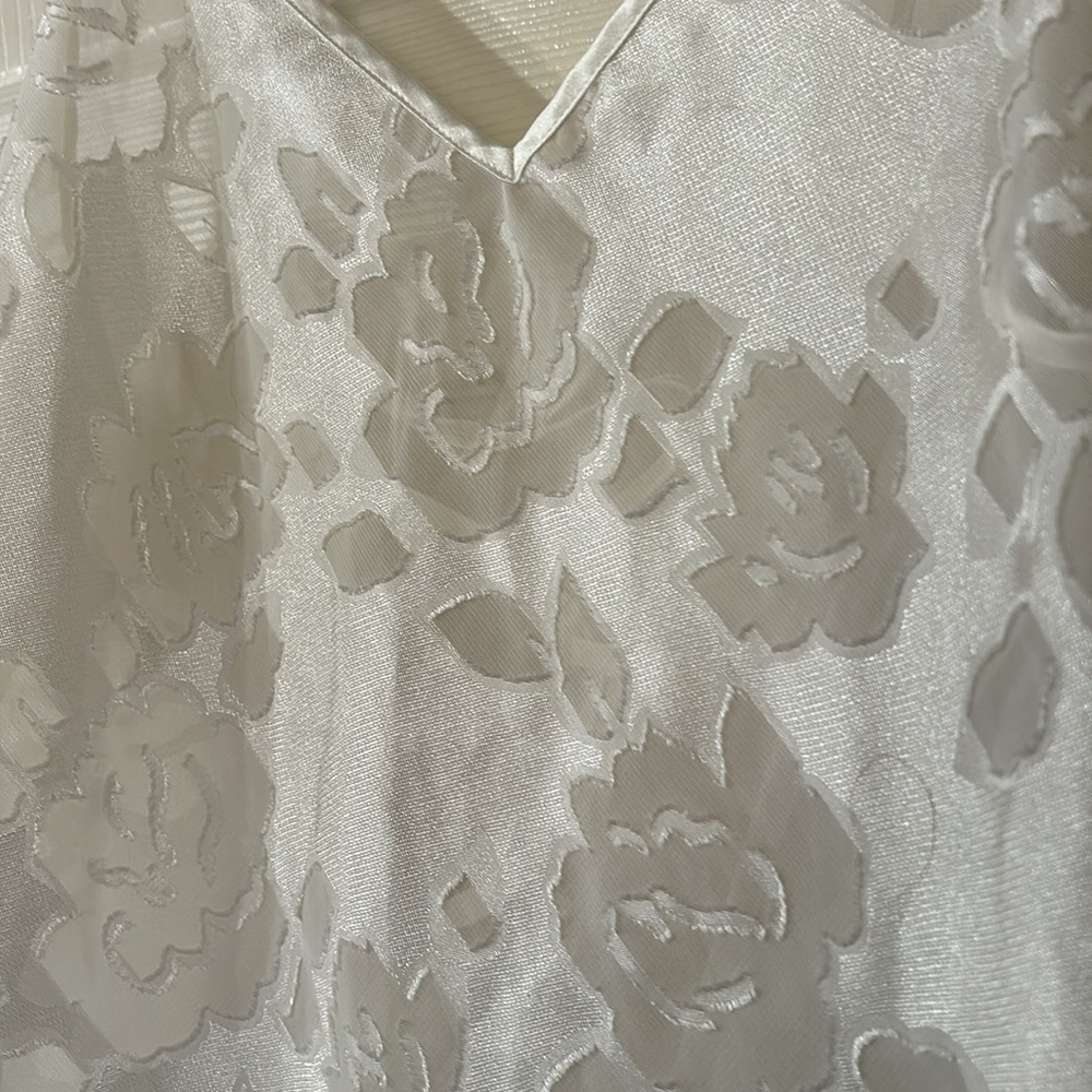 Victoria’s Secret Elegant White Floral Lace Teddy - Picture 2 of 8